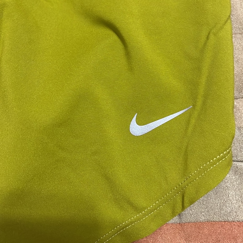 NWT NIKE Moss/Silver Womens One Ultra High-Waisted Dri-FIT 3" Brief-Lined Shorts - Picture 4 of 16